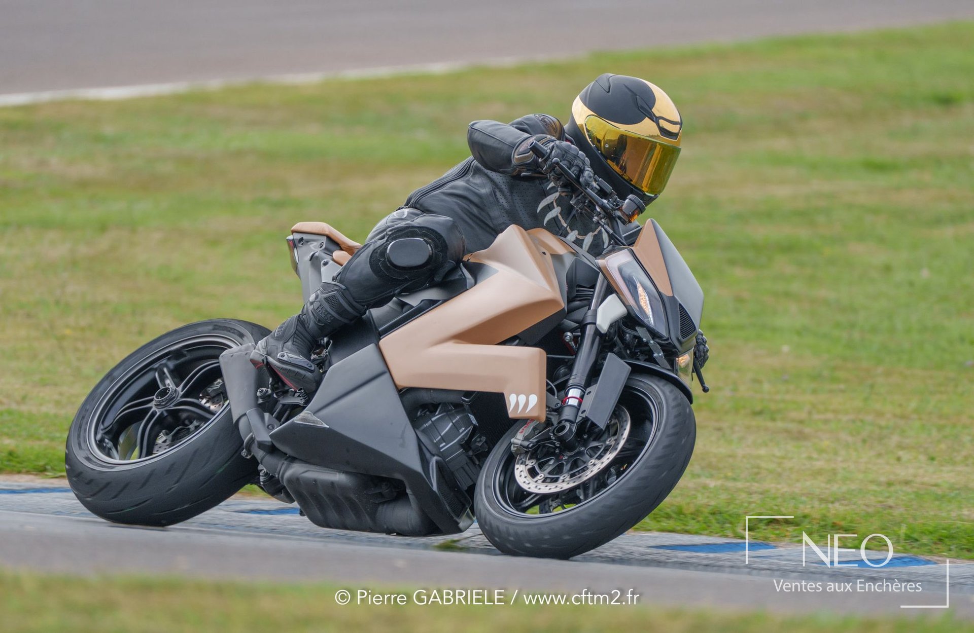 Moto de course Lazareth en action sur circuit