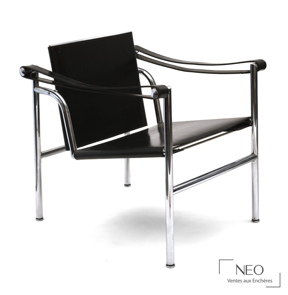 Fauteuil LC1 de Le Corbusier en cuir noir et structure tubulaire chromée