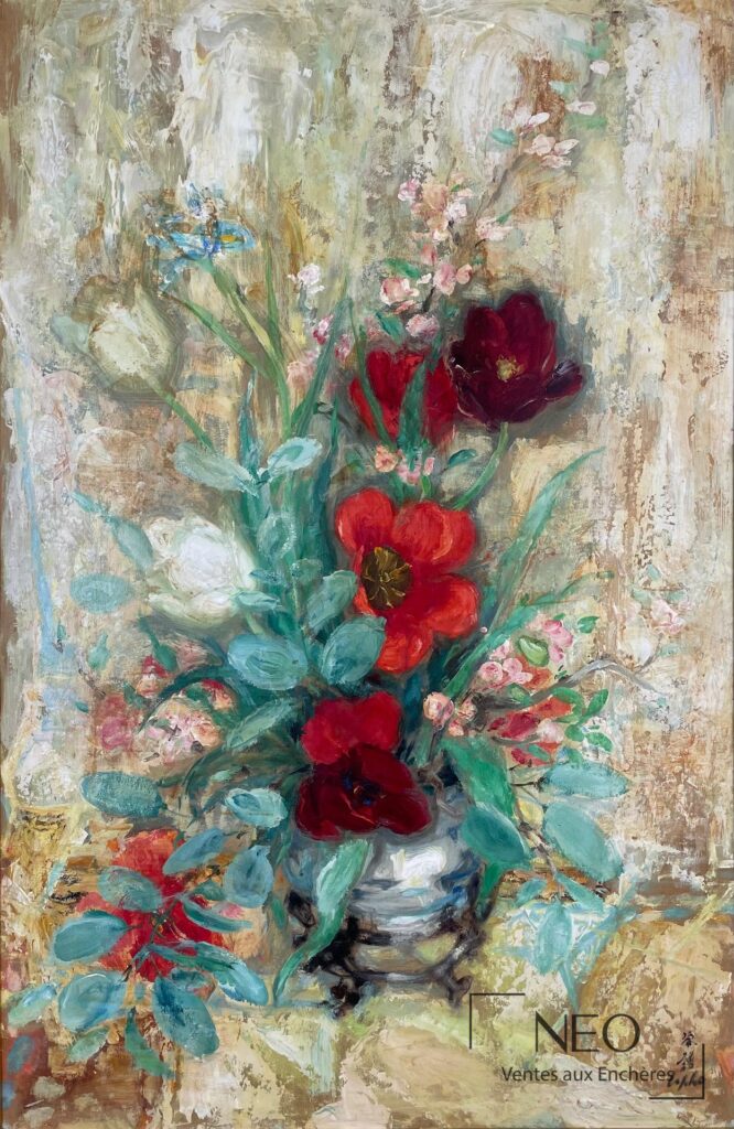 Composition florale de Lê Phổ avec tulipes rouges dans un vase