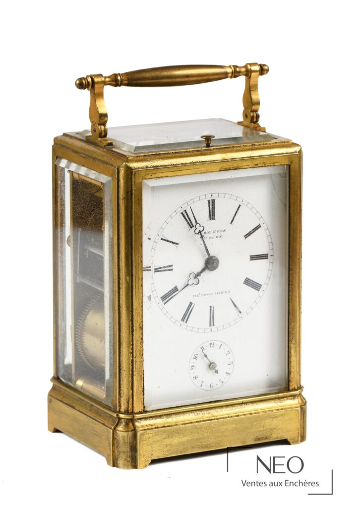 Pendulette d'officier en laiton doré avec cadran émaillé à chiffres romains signé Le Roy & Fils