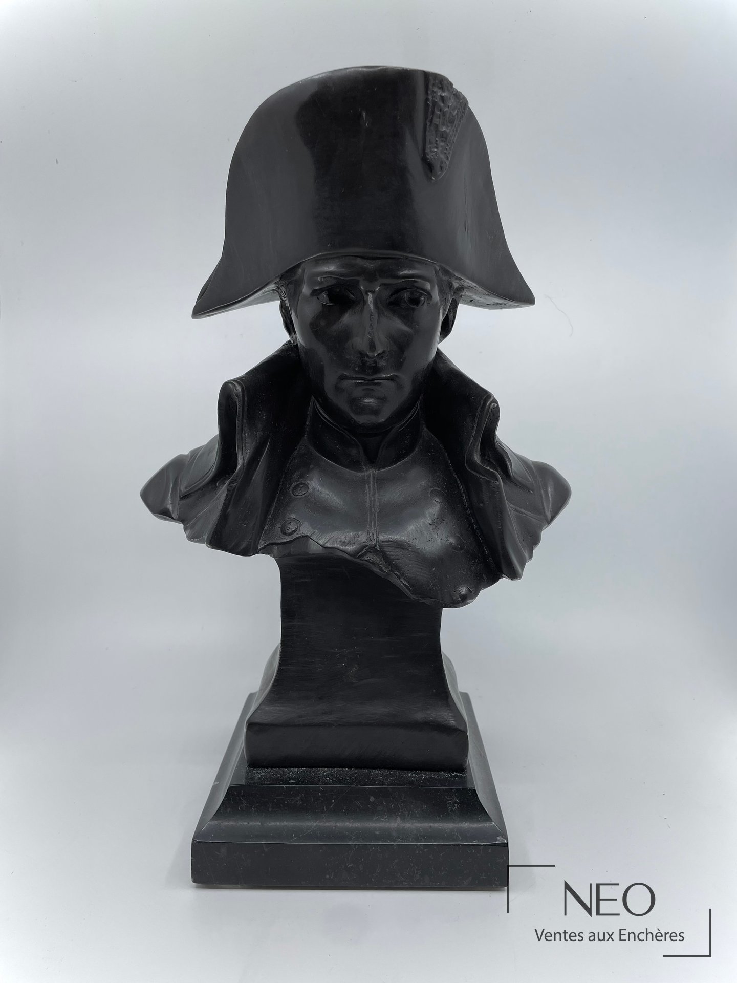 Buste de Napoléon Ier en bronze patiné sur socle noir