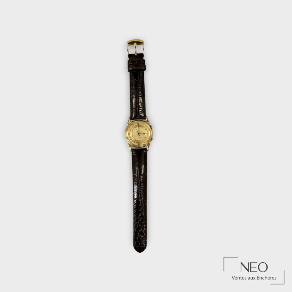 Montre LeCoultre Memovox sur bracelet cuir