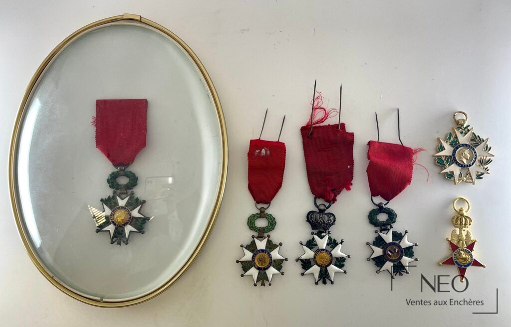 Ensemble de six décorations encadré sous verre