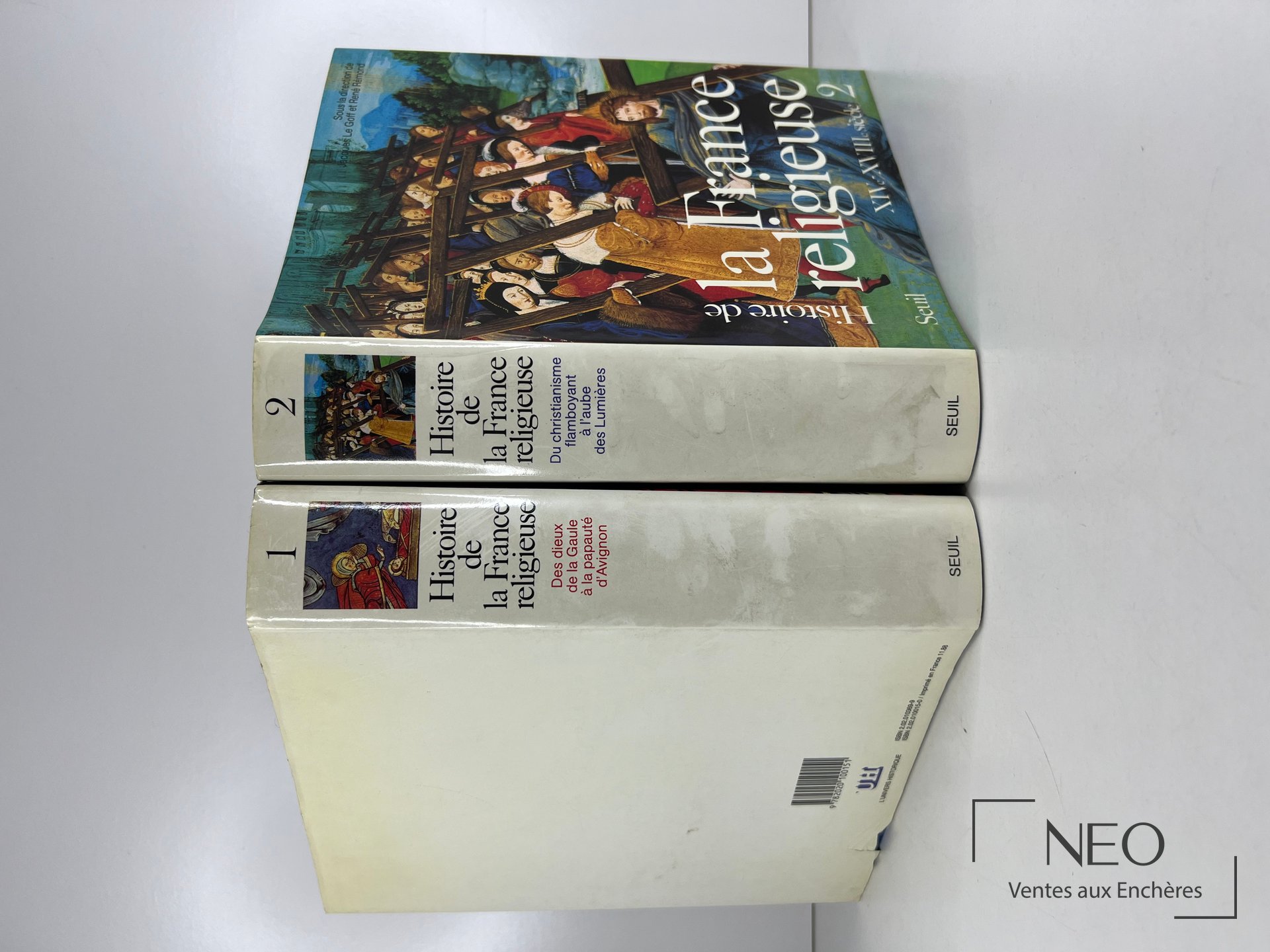 Deux volumes de Histoire de la France religieuse avec jaquettes illustrées et dos lisses