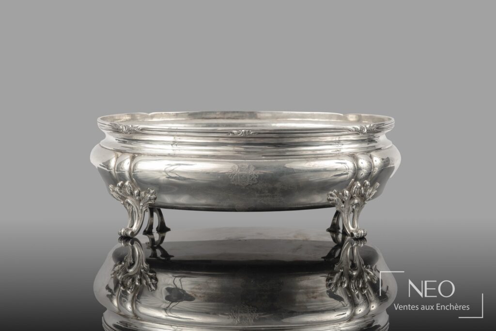 Légumier en argent reposant sur quatre pieds griffes