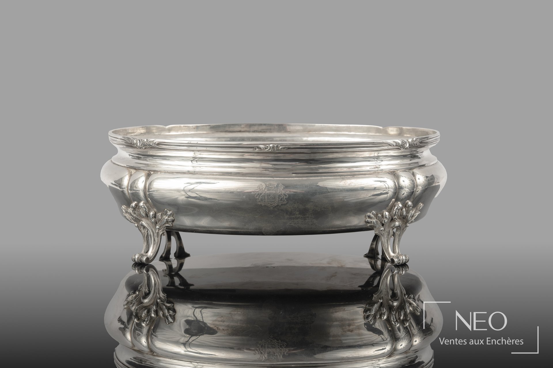 Légumier en argent reposant sur quatre pieds griffes