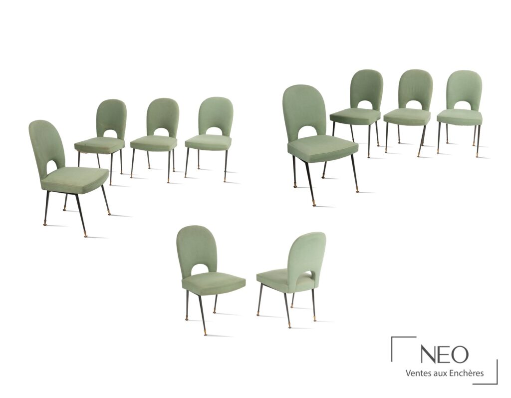 Suite de dix chaises Leleu Décoration recouvertes de toile de coton vert