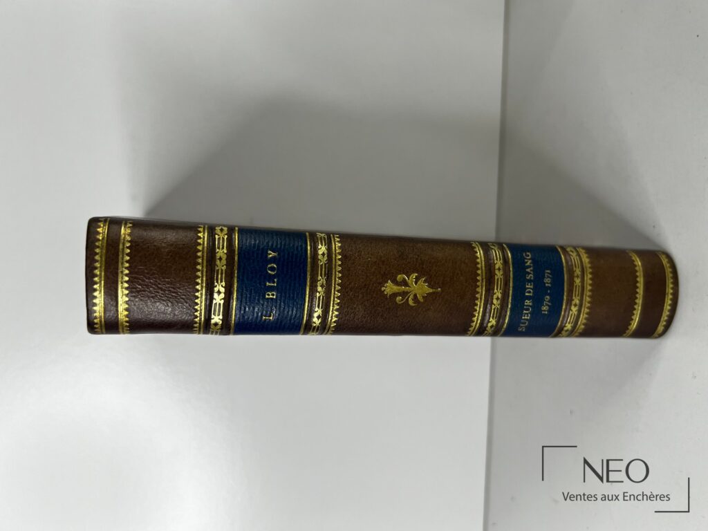 Dos d’un livre ancien en demi basane avec titres dorés et caissons ornés