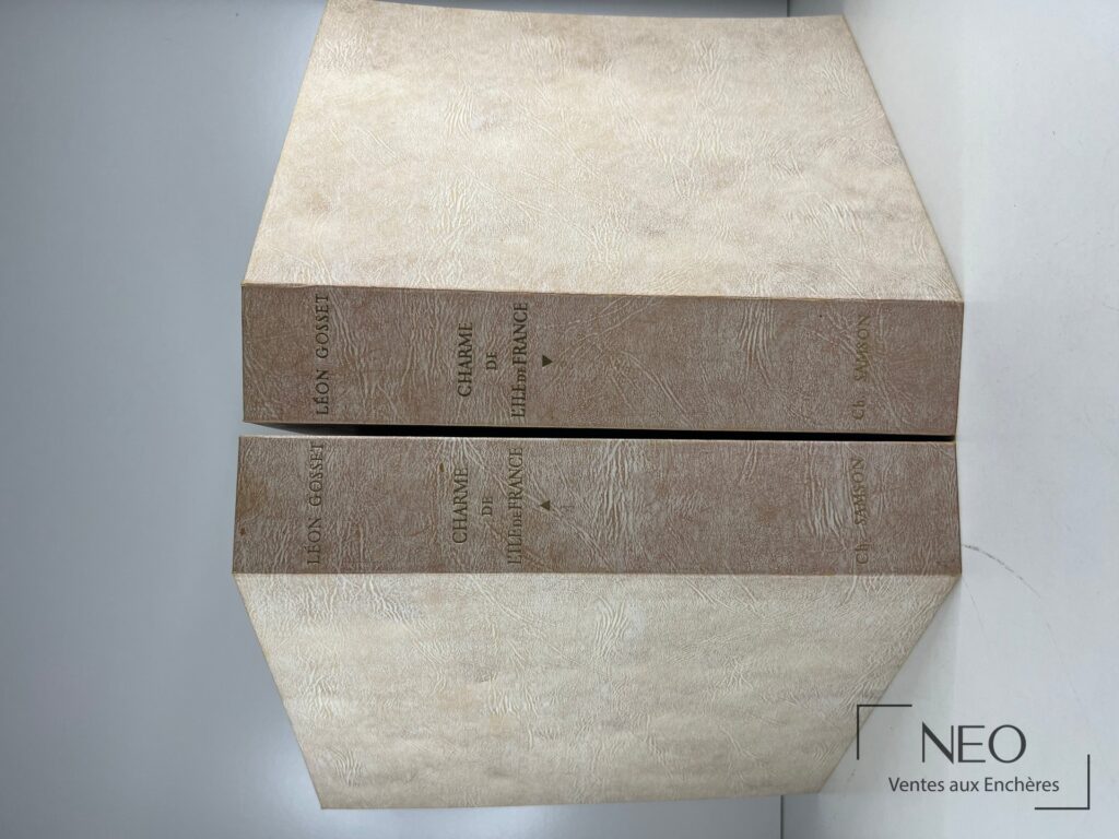Deux chemises et un coffret crème à décor texturé