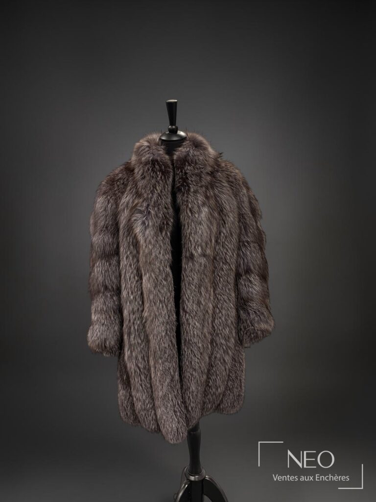 Manteau mi-long en fourrure de renard argenté présenté de face sur mannequin