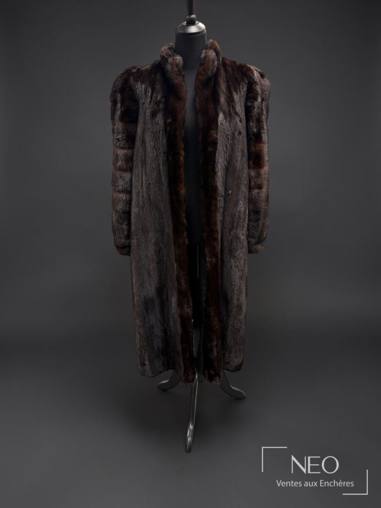 Manteau long en fourrure brun foncé présenté de face sur mannequin