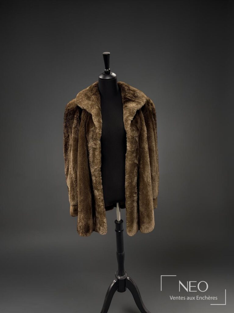 Manteau mi-long en fourrure brune présenté de face sur mannequin
