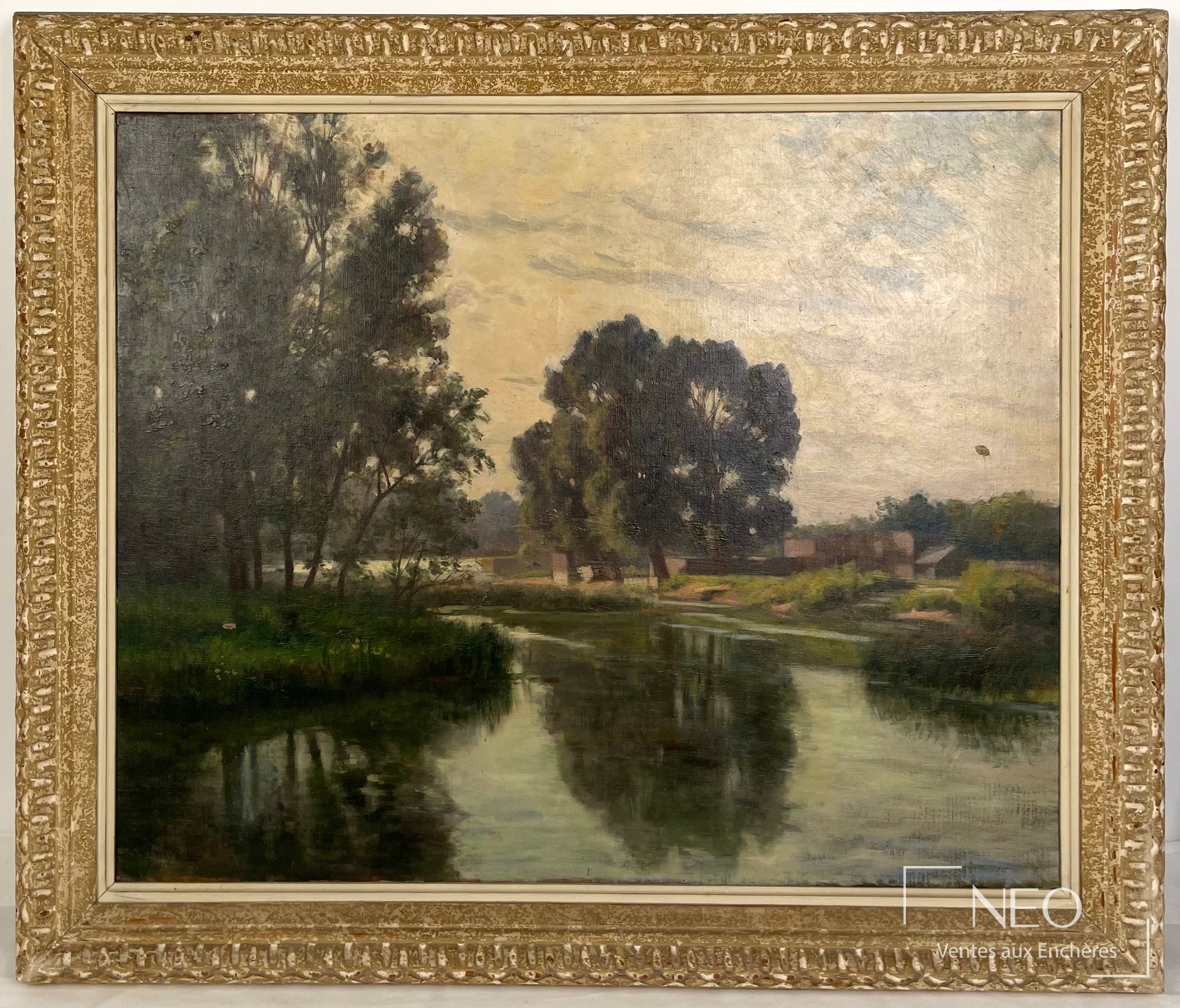 Paysage lacustre à l’huile sur toile dans son cadre doré patiné