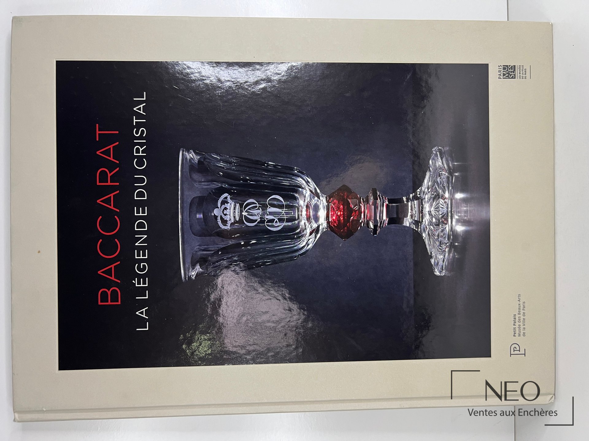 Couverture du livre Baccarat La Legende Du Cristal avec un verre en cristal sur fond noir.