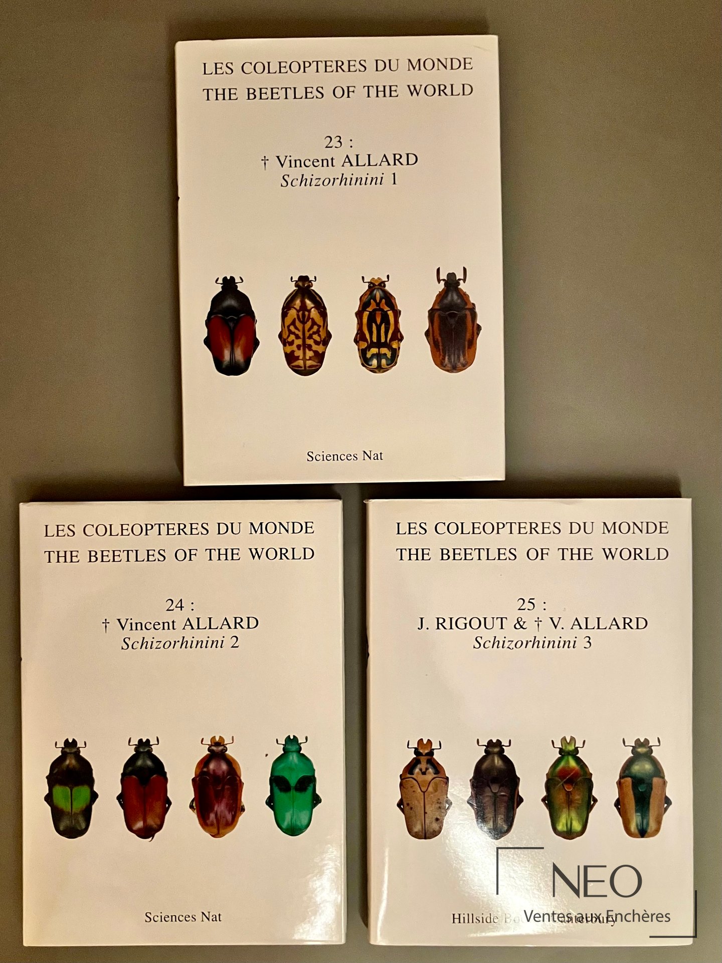 Trois volumes des Coléoptères du Monde avec couvertures illustrées de coléoptères