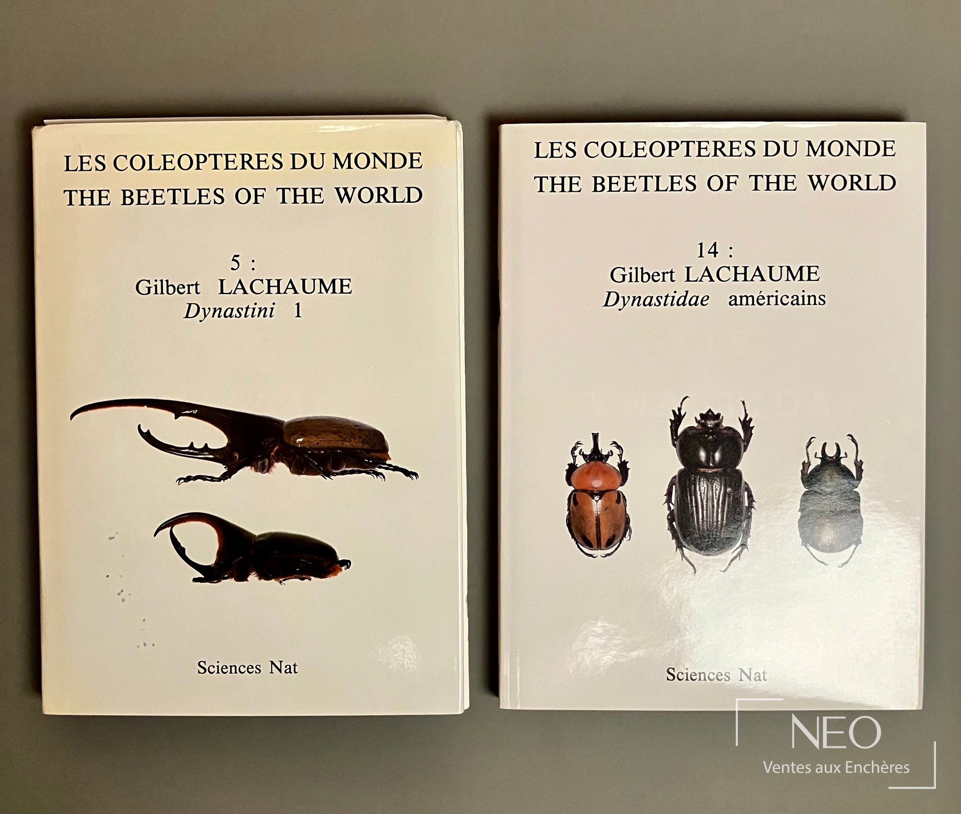 Deux couvertures de livres Les Coléoptères du Monde de Gilbert Lachaume