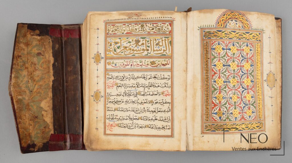 Manuscrit enluminé ouvert sur deux pages