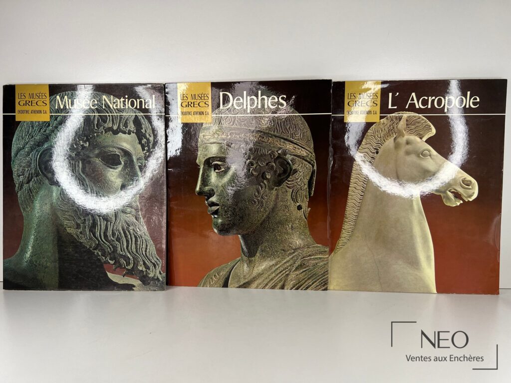 Les trois volumes de Les musées Grecs alignés