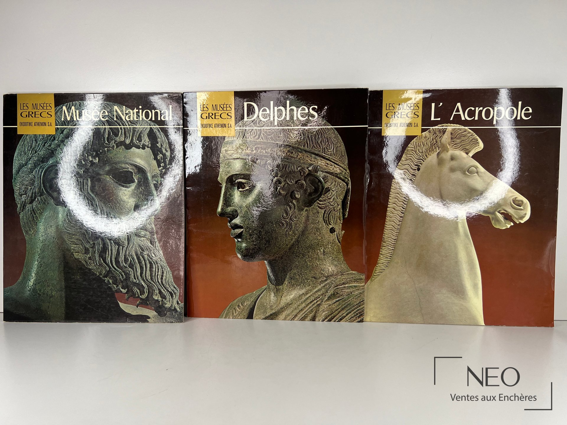 Les trois volumes de Les musées Grecs alignés