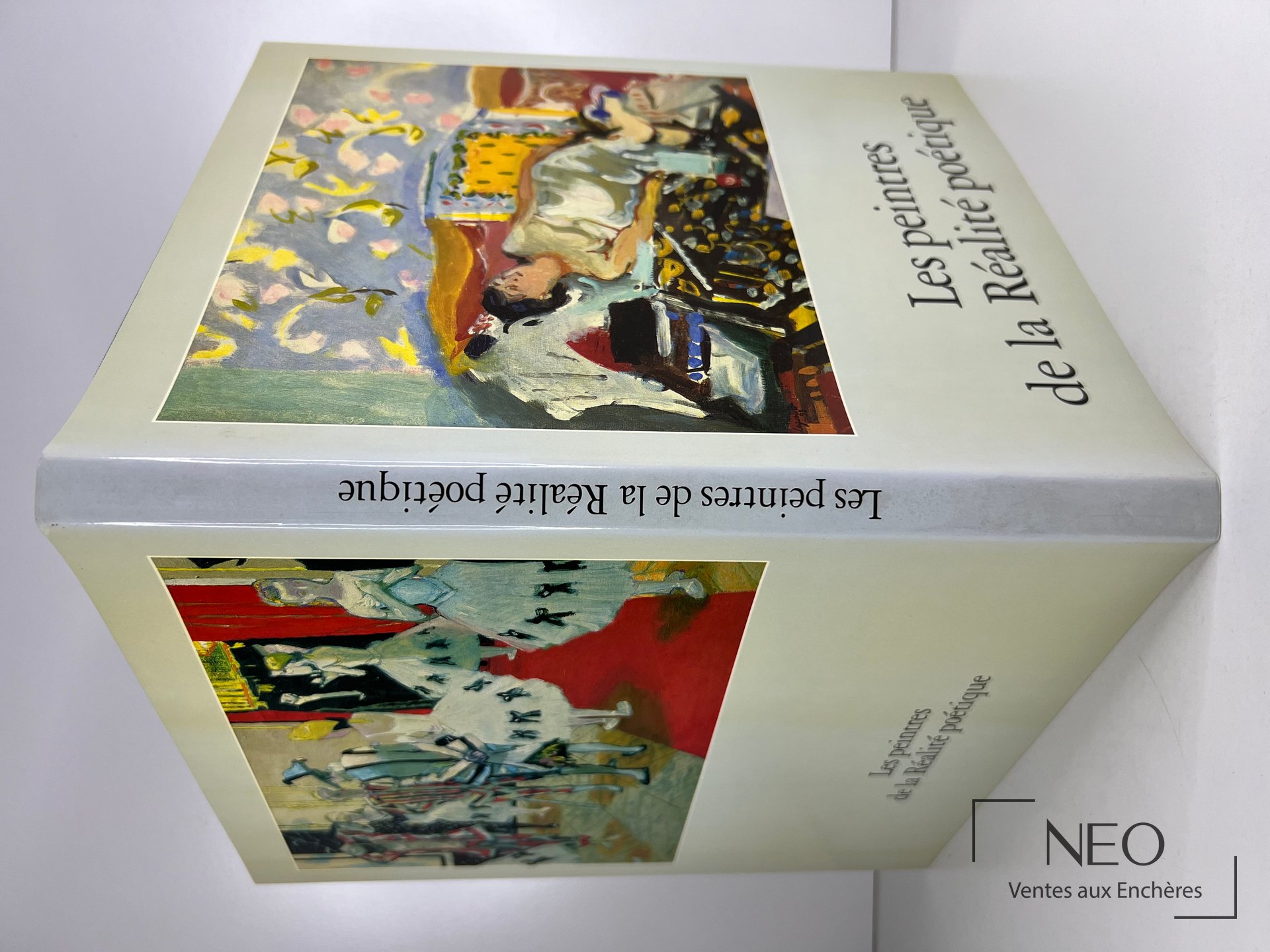 Ouvrage en couverture rigide sous jaquette illustrée