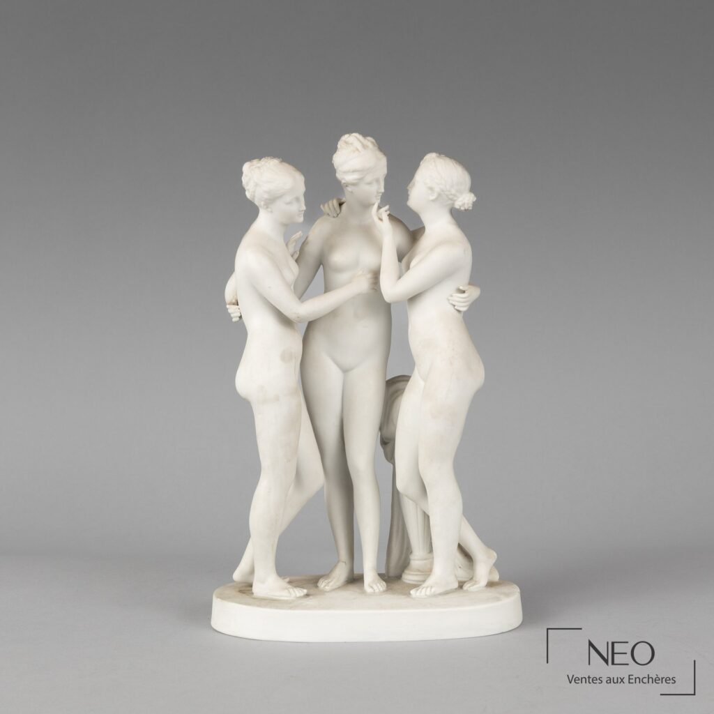 Sculpture en biscuit représentant Les Trois Grâces sur sa base ovale