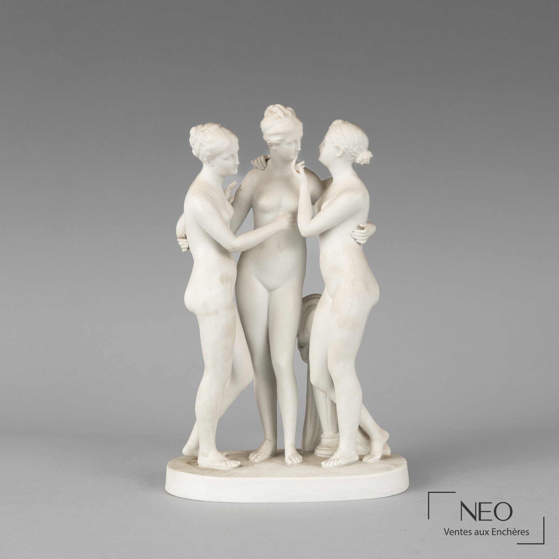 Sculpture en biscuit représentant Les Trois Grâces sur sa base ovale
