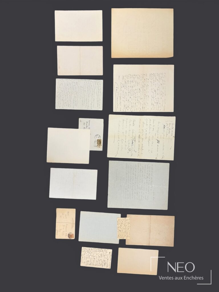 Ensemble de lettres autographes signées disposées sur fond sombre