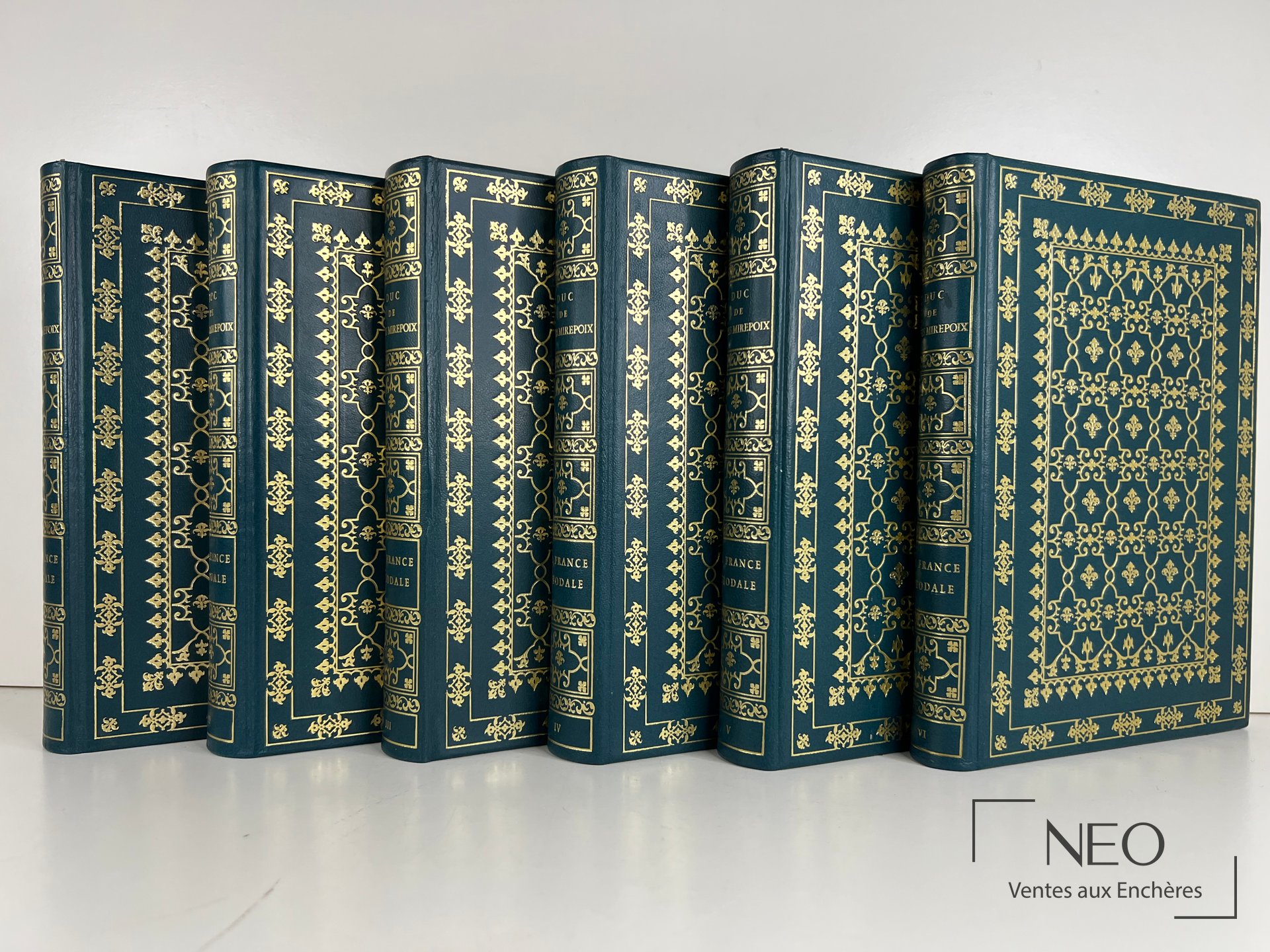 Cinq volumes reliés bleu nuit à motifs dorés