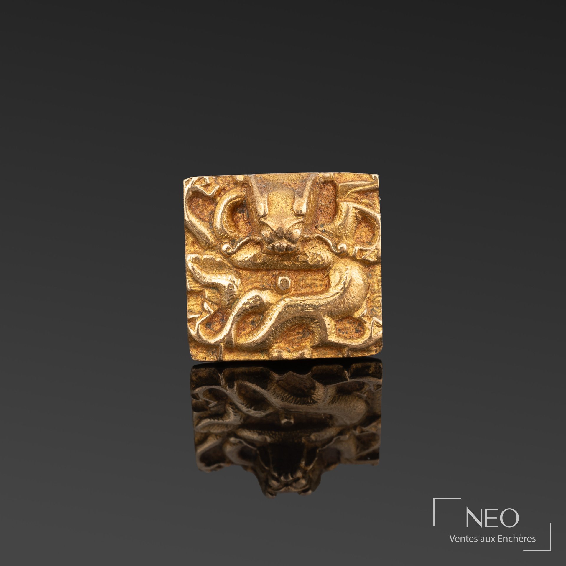 Broche carrée en bronze doré au décor d'un dragon stylisé