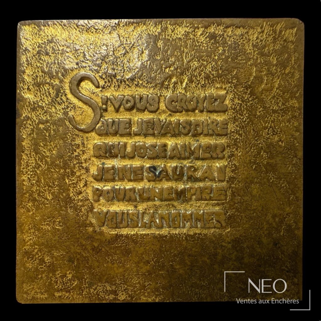 Poudrier carré en métal doré signé Line Vautrin