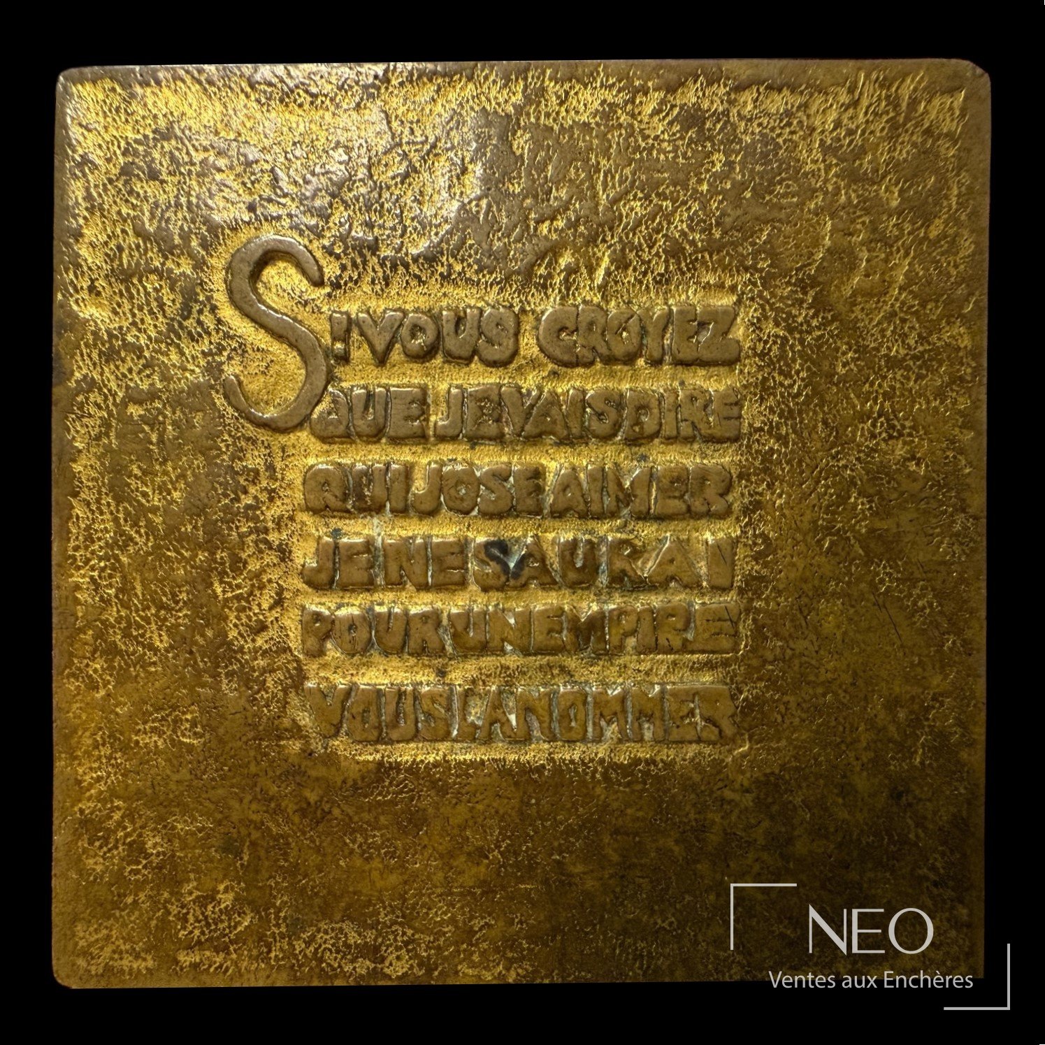 Poudrier carré en métal doré signé Line Vautrin