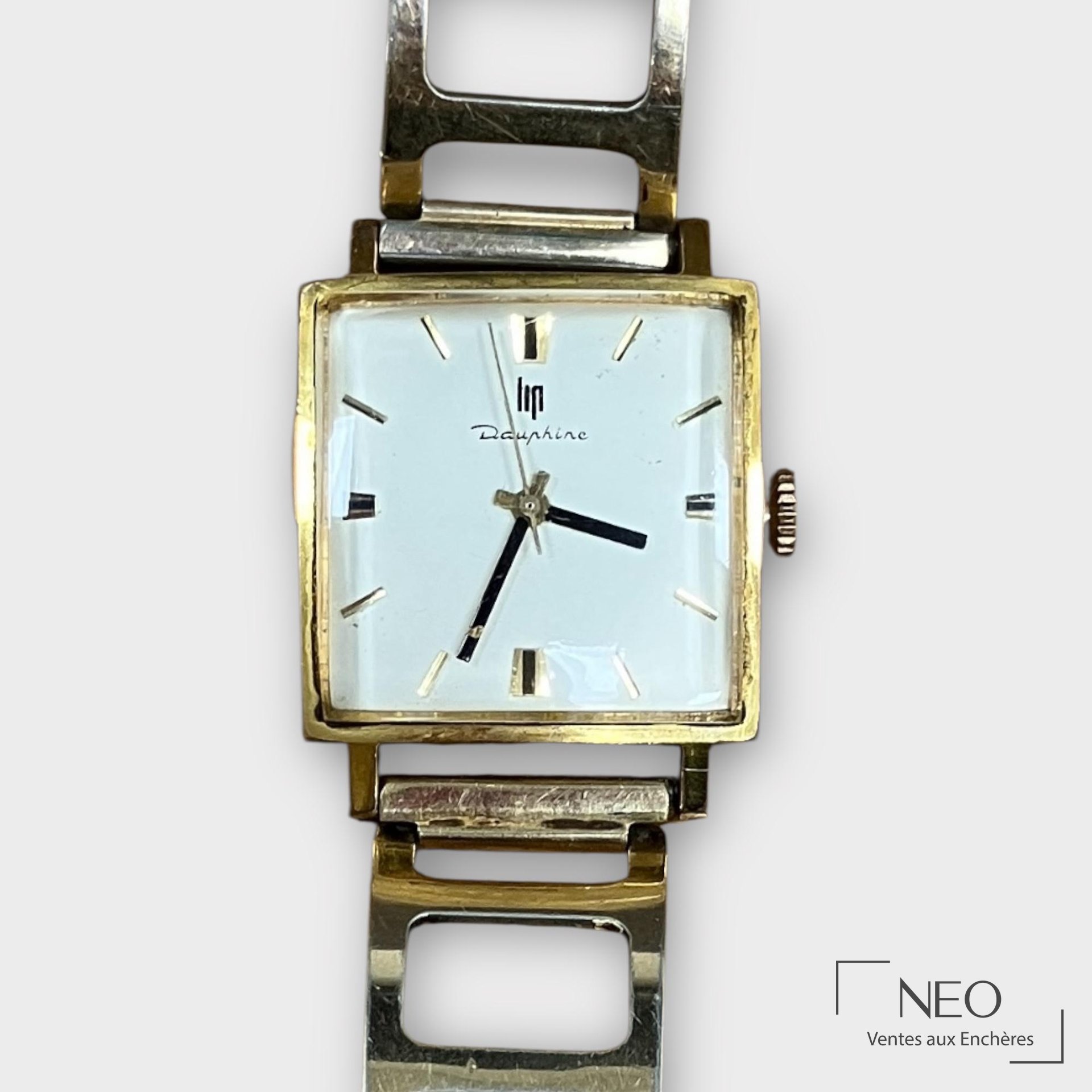 Montre LIP Dauphine carrée au cadran argenté et bracelet plaqué or