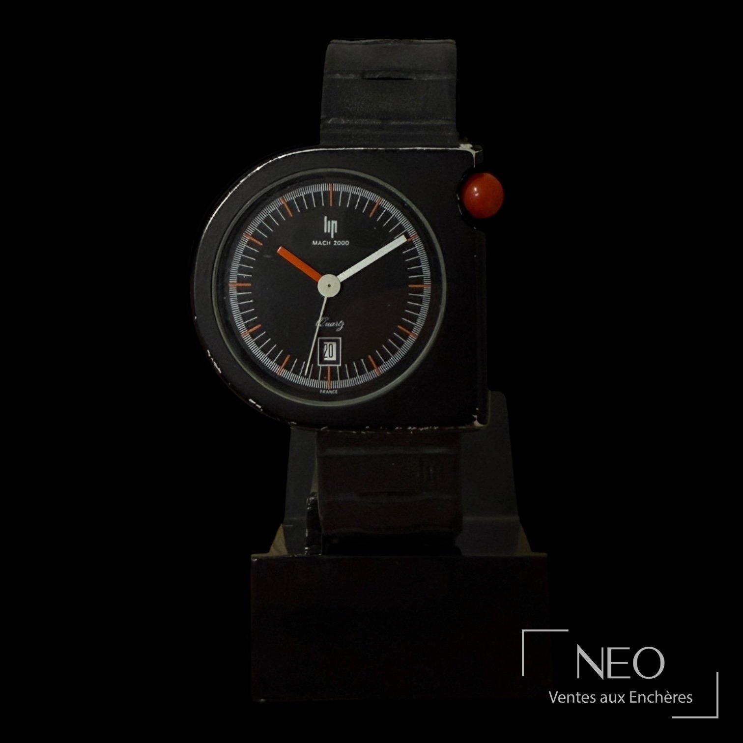 Montre LIP Mach 2000 Roger Tallon vue de face sur fond noir
