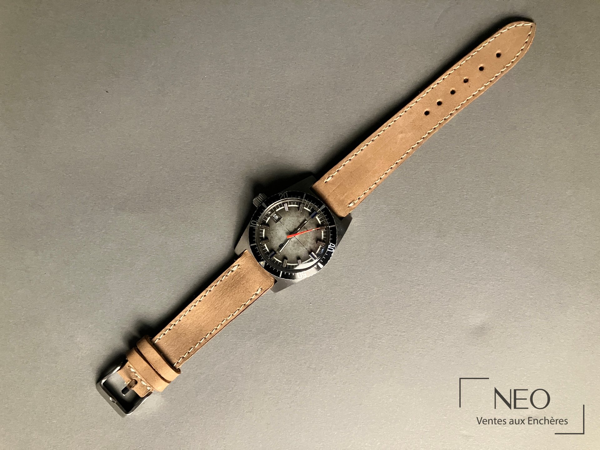 Montre bracelet LIP en acier avec cadran gris et bracelet beige