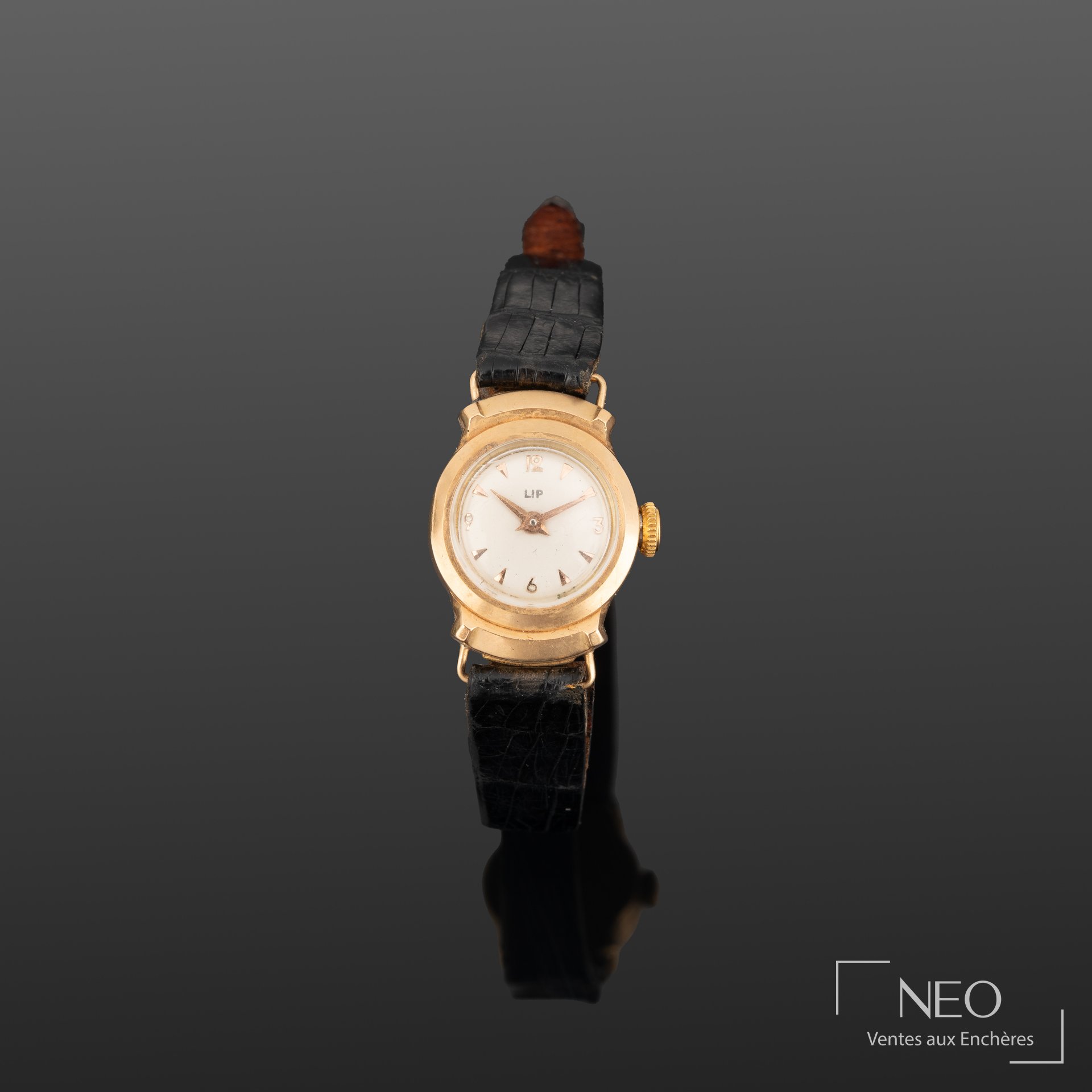 LIP montre bracelet dite bouton en or jaune 18K vers 1960