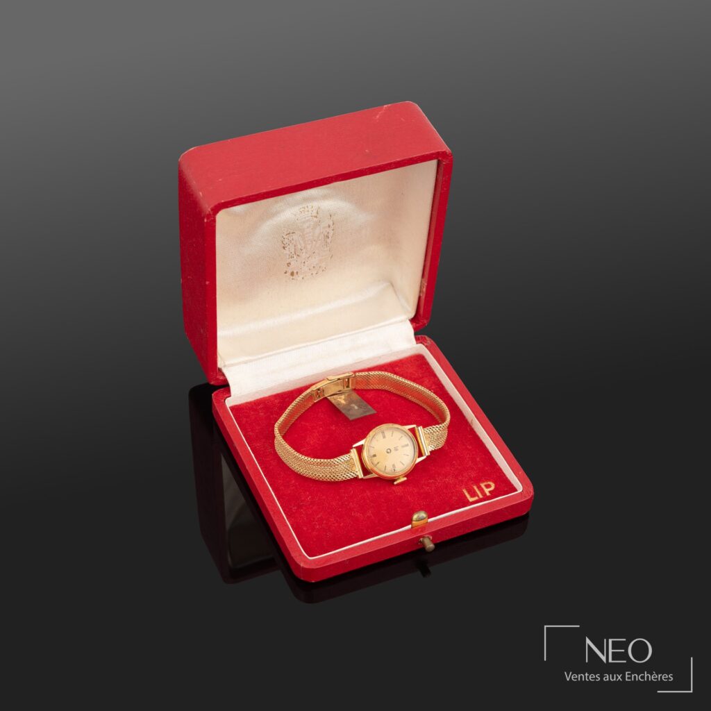 Montre bracelet LIP en or jaune dans son écrin rouge