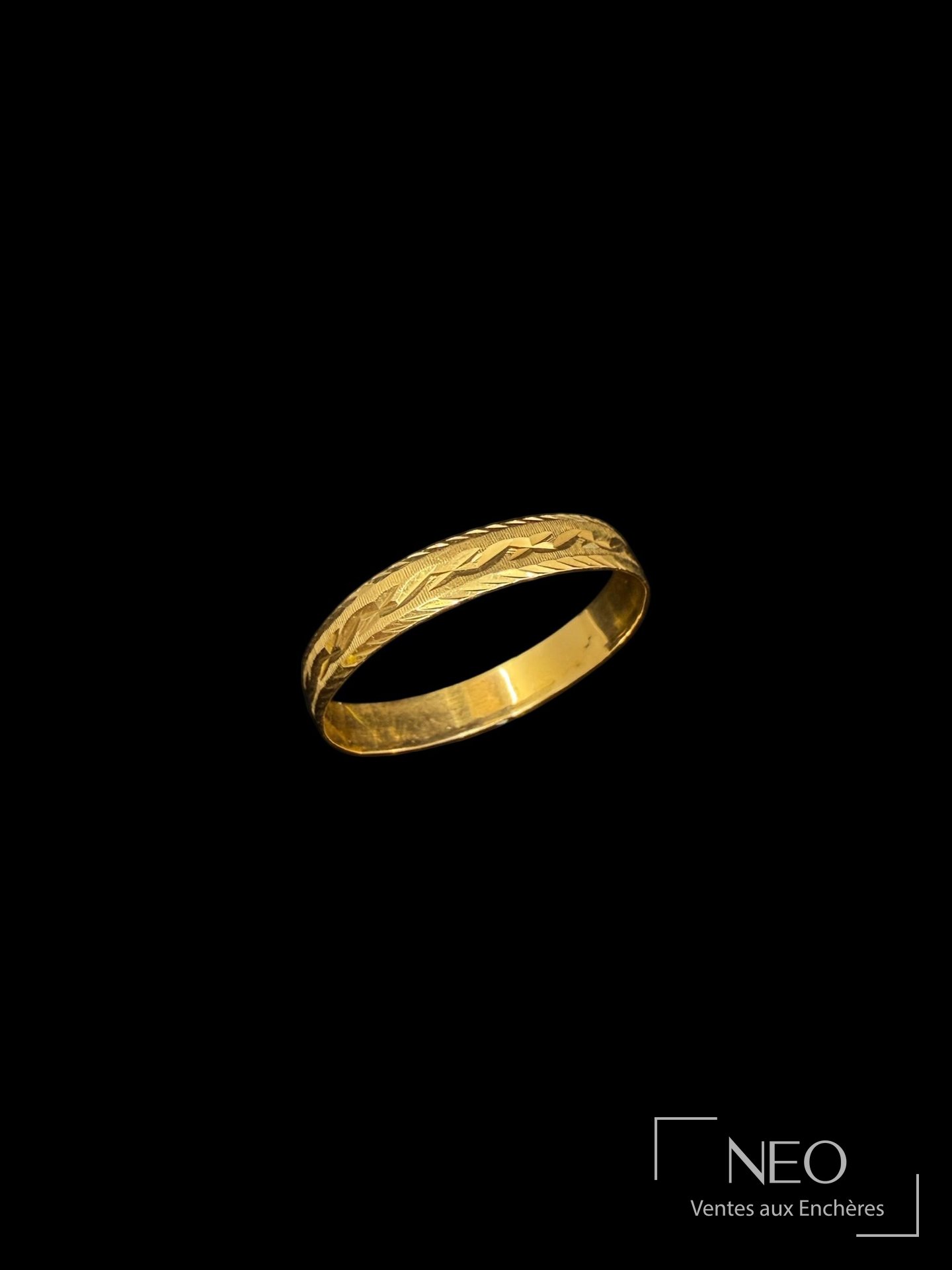 Anneau en or jaune sur fond noir