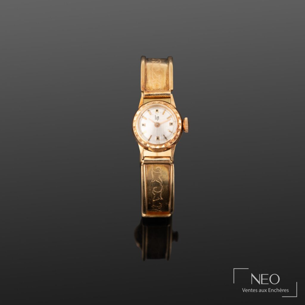 Montre-bracelet LIP en or jaune avec cadran rond gris et bracelet rigide