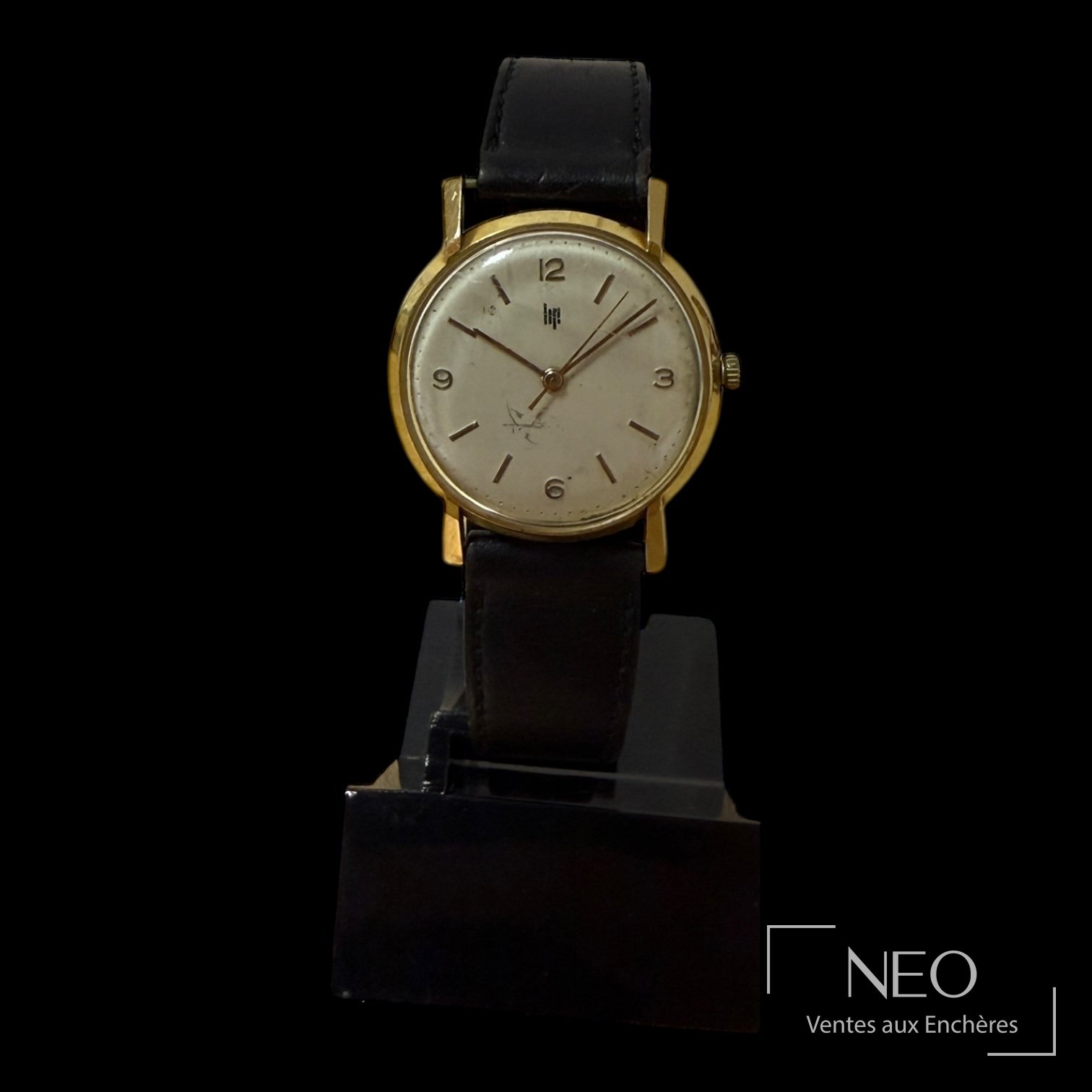 Montre bracelet LIP en or jaune avec cadran argenté et bracelet noir