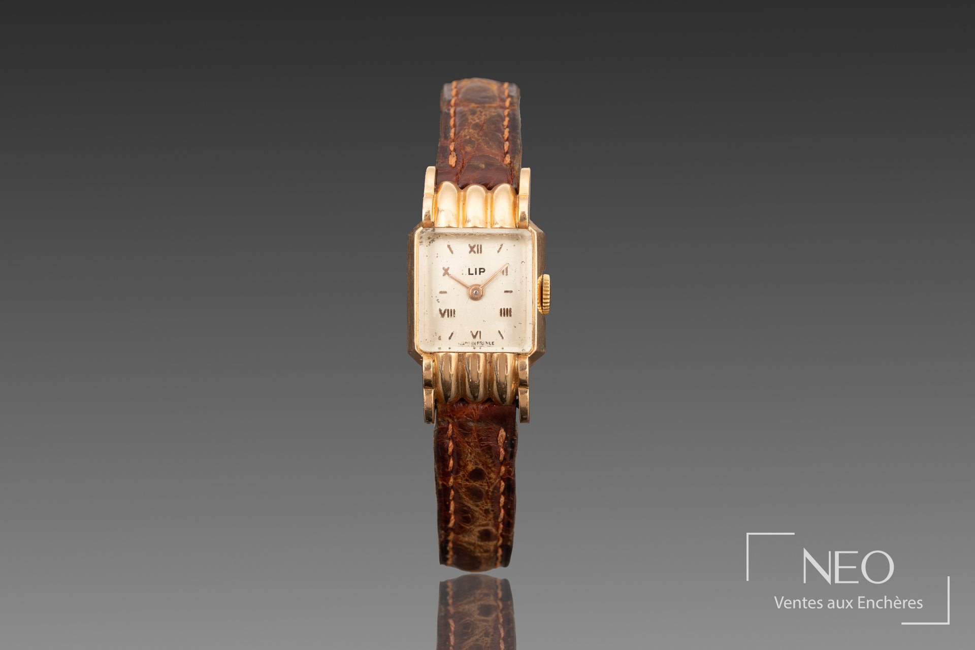 Montre bracelet LIP en or jaune avec cadran rectangulaire et bracelet en cuir marron