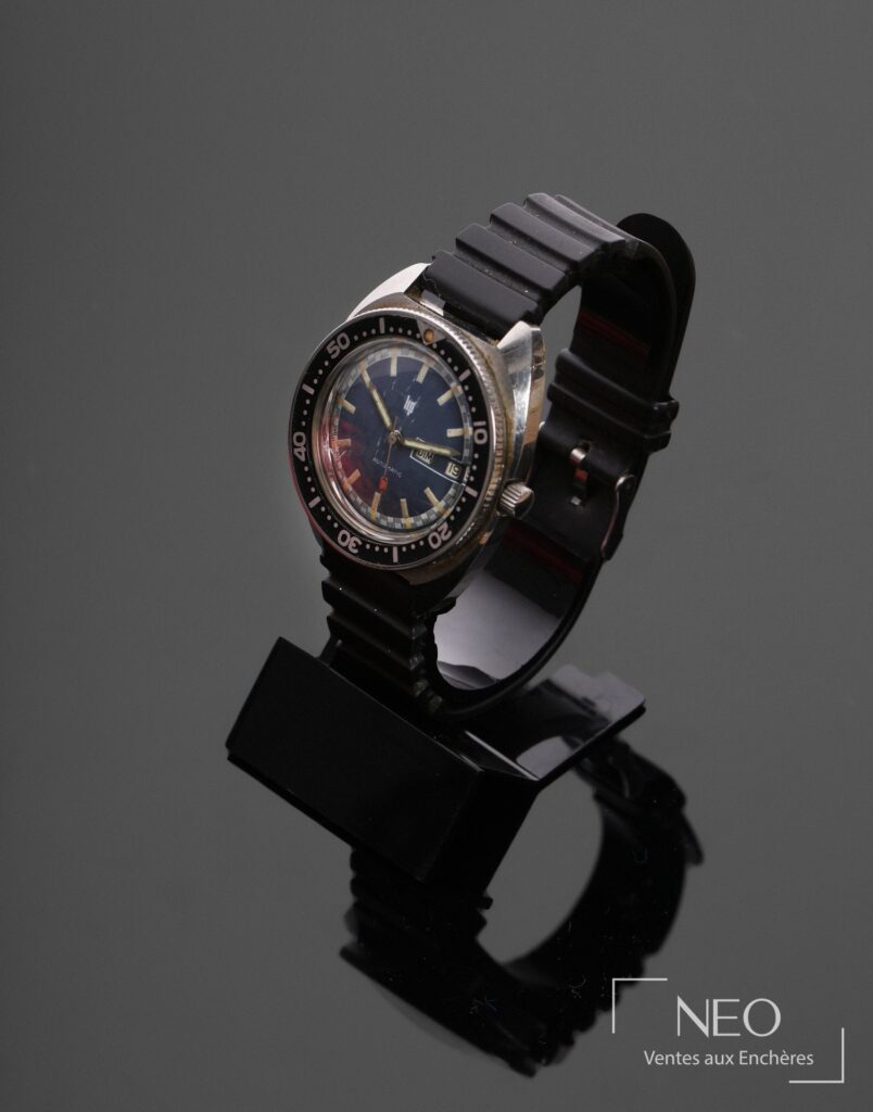 Montre bracelet LIP Submariner en acier avec cadran bleu et bracelet noir