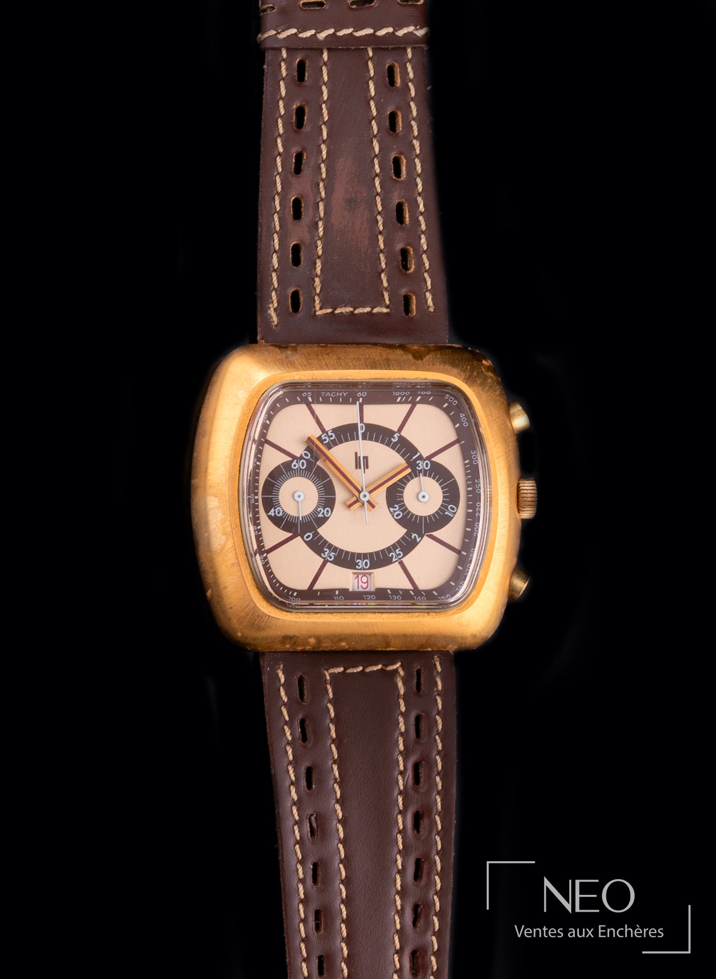 Montre chronographe LIP en plaqué or avec cadran doré et bracelet en cuir marron
