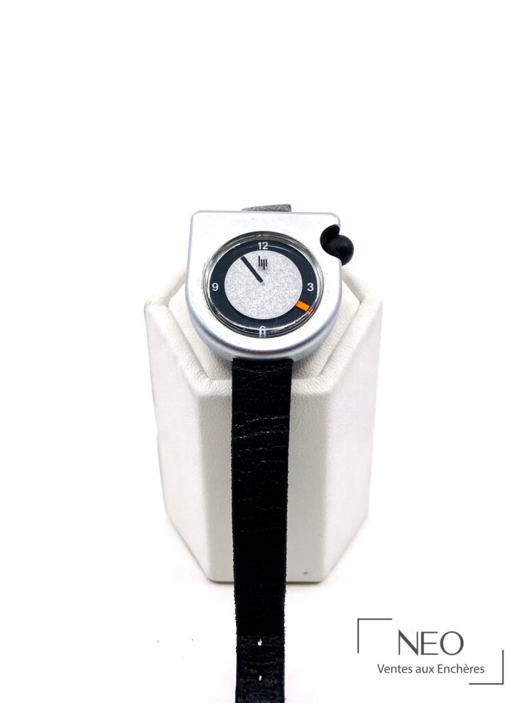 Montre LIP de design à boîtier asymétrique