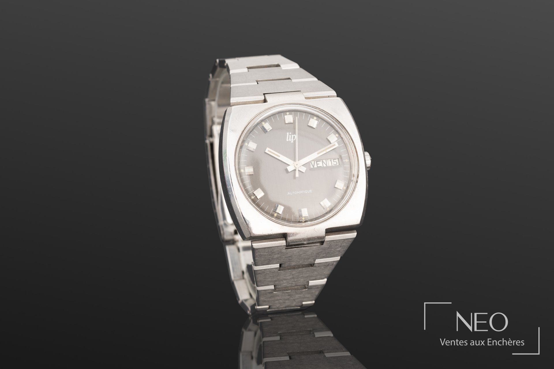 Montre LIP en acier avec cadran ardoise brossé et guichet jour-date à trois heures