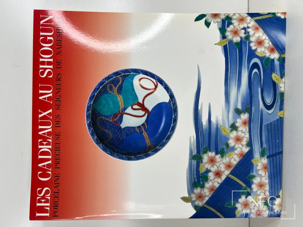 Couverture illustrée du livre Les cadeaux au Shogun avec motif de porcelaine japonaise