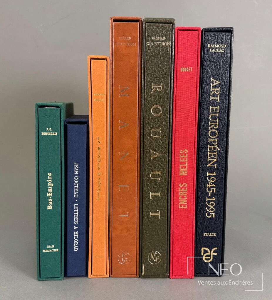 Spines de plusieurs livres de bibliophilie alignés