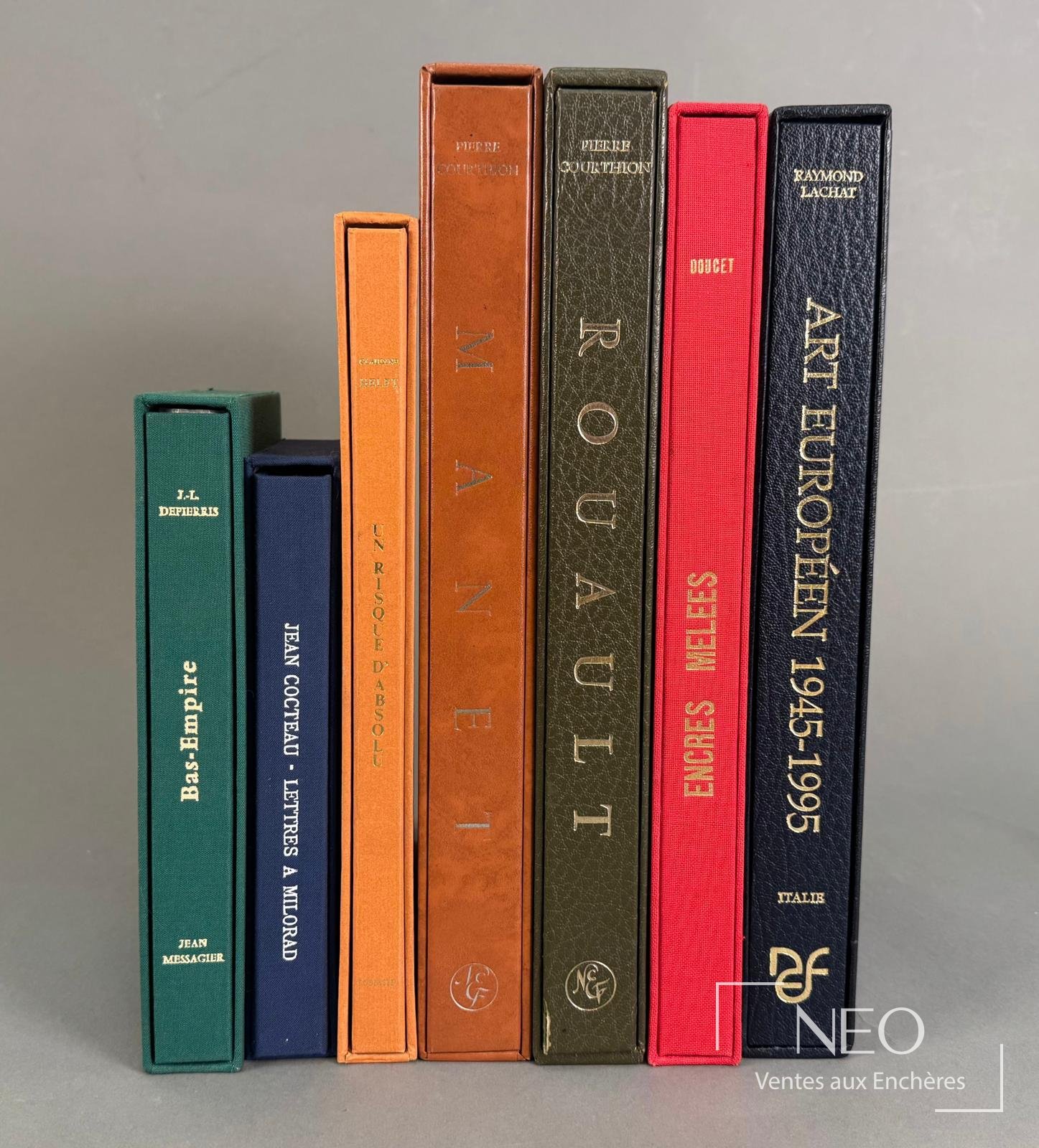 Spines de plusieurs livres de bibliophilie alignés