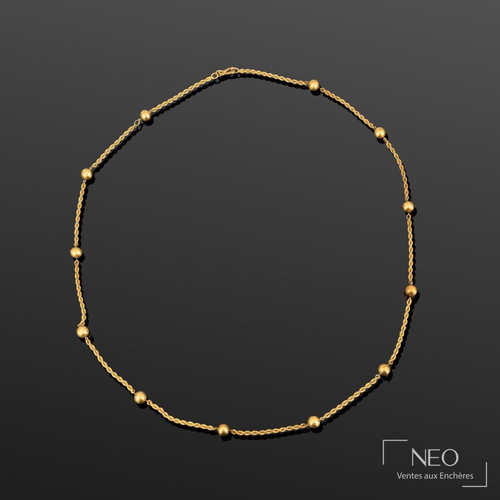 Long collier en or jaune à maille corde alternée de boules