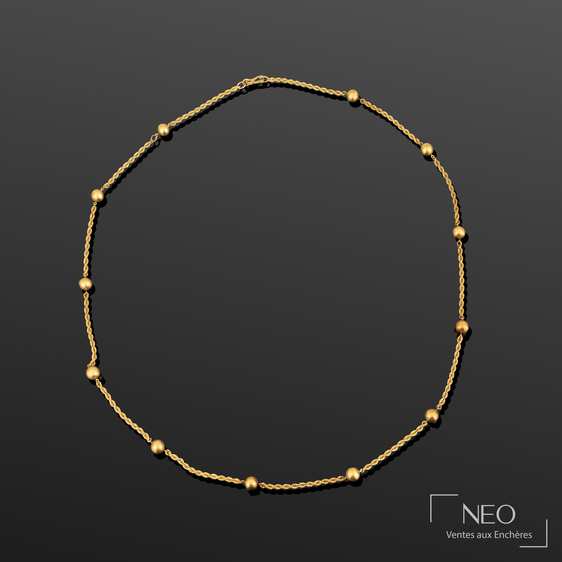 Long collier en or jaune à maille corde alternée de boules