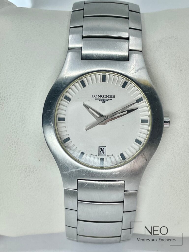 Montre-bracelet Longines en acier avec cadran gris signé et date à 6 h.